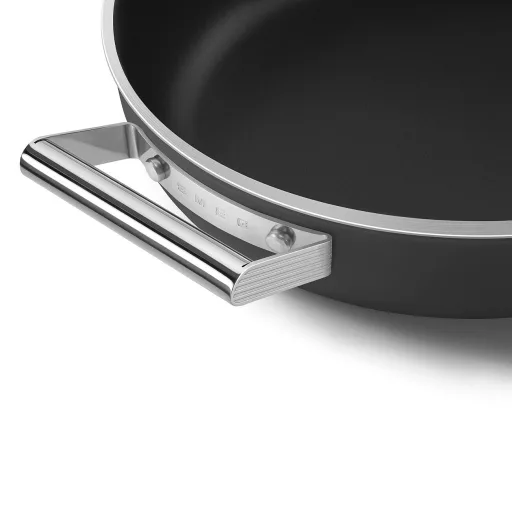 SMEG ALACSONY LÁBAS FEDŐVEL, 28 cm, edzett üveg fedő, rozsdamentes acél fogantyú, matt fekete